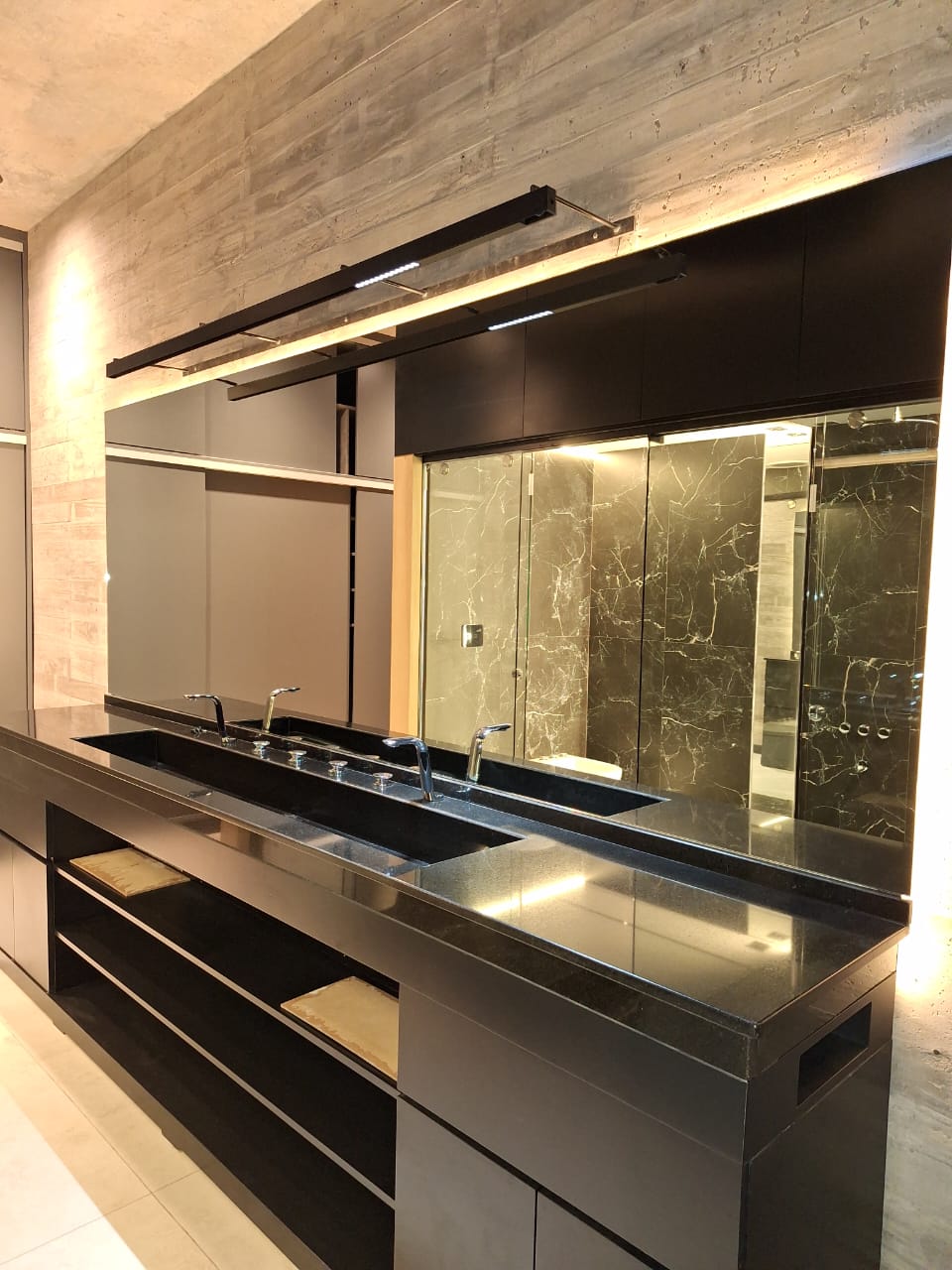 Trabajador realizando limpieza final de obra con equipo especializado